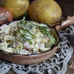 Картофельный салат с маринованным луком