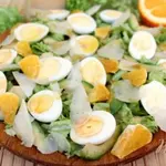 Салат с авокадо и перепелиными яйцами