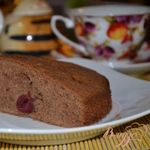 Шоколадный кекс с вишней