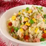 Салат «Праздничный» с курицей, рисом и зеленым горошком