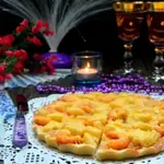Пицца с ананасом и креветками