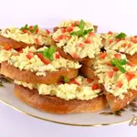Гренки с яйцом и плавленным сыром