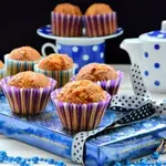 Кексы с печеньем и карамельным соусом