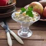 Салат сырный с сухариками