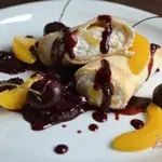 Блинчики с рикоттой и соусом из черешни
