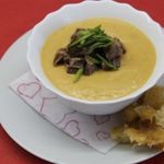 Суп пюре с гороха с окорочком и сырными гренками
