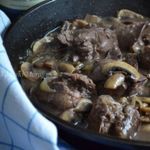 Куриная печень с луком и грибами