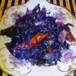 Краснокочанная капуста с копчёными колбасками