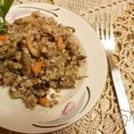 Гречневая каша с телятиной, вешенками и черносливом