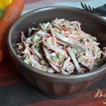 Морковный салат с ветчинной колбасой и горошком