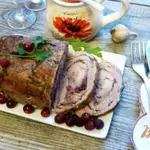 Мясной рулет с клюквенно- вишневой начинкой