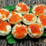 Слоеные тарталетки с красной икрой