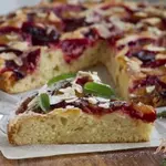 Пирог со сливами и миндальными лепестками