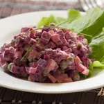 Салат со свеклой, сыром и горошком