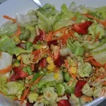 Салат-микс с кукурузой и пророщенной чечевицей