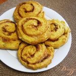 Плюшки из слоеного теста с корицей