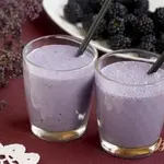 Молочный коктейль с ежевикой