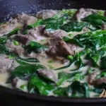 Куриная печень в сливках со шпинатом