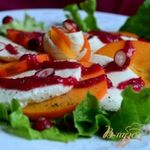 Капрезе с хурмой и клюквенным соусом