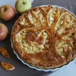 Пирог из дрожжевого теста с кусочками яблок