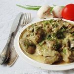 Куриная печень с грибами в сливках