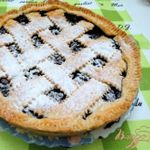 Песочный пирог с вишнями и черникой