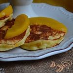 Сырники-оладьи  с кусочками персика