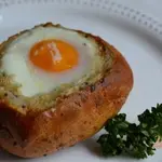 Булочка с сырной начинкой и яйцом