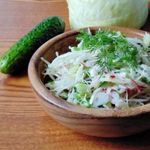 Салат  с огурцами и свежей капустой
