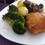 Куриные бедрышки запеченые с картофелем, белыми грибами и брокколи