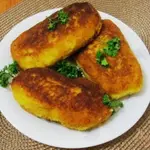 Картофельные пирожки с сардельками