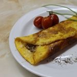 Куриный омлет с твердым сыром фаршированный грибами с луком