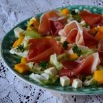 Салат с манго , моцареллой и сухой ветчиной