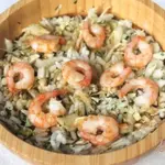 Рисовый салат с креветками