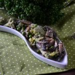 Грибной салат с зеленым горошком и брокколи
