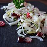 Луковый салат со свежей клюквой