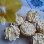 Тарталетки с сыром и чесноком