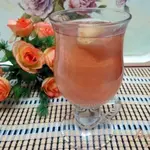 Компот из яблок и клубничного пюре