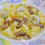 Суп с грибами, клецками и зеленью