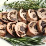 Рулет из свинины с черносливом