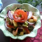 Салат из авокадо и копченых креветок