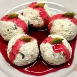 Творожный десерт с малиновым джемом
