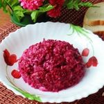 Салат из свеклы, соленых огурцов и сыра.