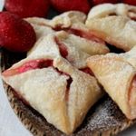 Слойки с творогом и клубникой