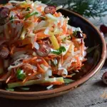Овощной салат с яблоком и свежей клюквой