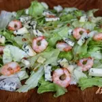 Салат с креветками и голубым сыром