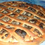 Пирог с повидлом и халвой