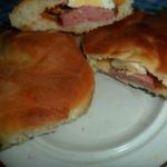 булочки с колбасой и яйцом