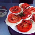 Капрезе из моцареллы с базиликом
