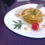 Драники с подкопченным лососем и горчичным соусом